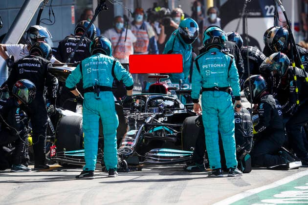 10 seconds penalty for 44 HAMILTON Lewis (gbr), Mercedes AMG F1 GP W12 E Performance, action after his accident with 33 VERSTAPPEN Max (nld), Red Bull Racing Honda RB16B, action during the Formula 1 Pirelli British Grand Prix 2021, 10th round of the 2021 FIA Formula One World Championship, WM, Weltmeisterschaft from July 16 to 18, 2021 on the Silverstone Circuit, in Silverstone, United Kingdom - FORMULE 1 : Grand prix de Grande Bretagne - Course - Silverstone - 18 07 2021 DPPI PANORAMIC  _V2_4944