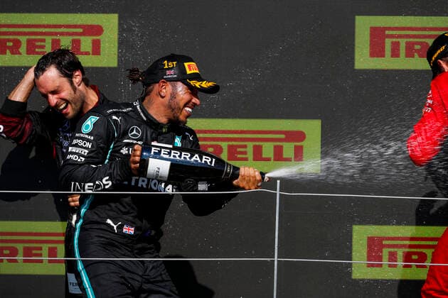 HAMILTON Lewis (gbr), Mercedes AMG F1 GP W12 E Performance, on the podium during the Formula 1 Pirelli British Grand Prix 2021, 10th round of the 2021 FIA Formula One World Championship, WM, Weltmeisterschaft from July 16 to 18, 2021 on the Silverstone Circuit, in Silverstone, United Kingdom - FORMULE 1 : Grand prix de Grande Bretagne - Course - Silverstone - 18 07 2021 DPPI PANORAMIC  _V2_5553