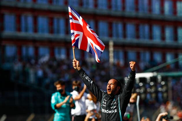 HAMILTON Lewis (gbr), Mercedes AMG F1 GP W12 E Performance, portrait celebrating his victory during the Formula 1 Pirelli British Grand Prix 2021, 10th round of the 2021 FIA Formula One World Championship, WM, Weltmeisterschaft from July 16 to 18, 2021 on the Silverstone Circuit, in Silverstone, United Kingdom - FORMULE 1 : Grand prix de Grande Bretagne - Course - Silverstone - 18 07 2021 DPPI PANORAMIC  00121021__B2_0320