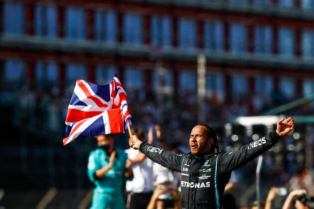 HAMILTON Lewis (gbr), Mercedes AMG F1 GP W12 E Performance, portrait celebrating his victory during the Formula 1 Pirelli British Grand Prix 2021, 10th round of the 2021 FIA Formula One World Championship, WM, Weltmeisterschaft from July 16 to 18, 2021 on the Silverstone Circuit, in Silverstone, United Kingdom - FORMULE 1 : Grand prix de Grande Bretagne - Course - Silverstone - 18 07 2021 DPPI PANORAMIC  00121021__B2_0306