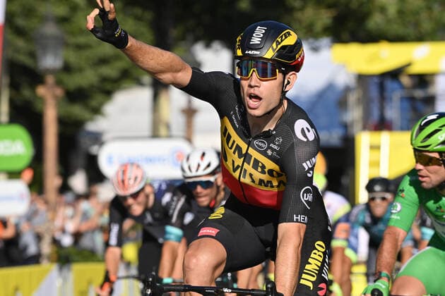 Bilder des Jahres 2021, Sport 07. Juli Sport Themen der Woche KW28 Sport Bilder des Tages Belgian Wout Van Aert of Team Jumbo-Visma celebrates as he crosses the finish line to win the 21 and last stage of the 108th edition of the Tour de France cycling race, 108,4 km from Chatou to Paris in France, Sunday 18 July 2021. This year s Tour de France takes place from 26 June to 18 July 2021. PETExGODING  x3040207x
