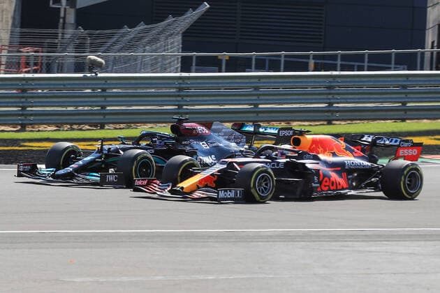 Sport Bilder des Tages FORMULA 1 BRITISH GRAND PRIX, 18 07 2021 Silverstone Circuit,18 July 2021 Lewis Hamilton (GBR), Mercedes AMG Petronas W12 overtakes Max Verstappen (NED), Red Bull Racing RB16B on the first turn at the start of the race during the FORMULA 1 PIRELLI BRITISH GRAND PRIX RACE at Silverstone, United Kingdom Editorial Use Only Copyright: xPhilxDuncanx ESM-0061-0013