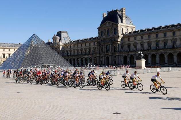 PARIS, FRANCE - JULY 18 : Illustration of peloton at the Louvre during stage 21 of the 108th edition of the 2021 Tour de France cycling race, the stage of 108,4 kms between Chatou and finish at the Champs Elysees in Paris. on July 18, 2021 in Paris, France, 18 07 2021 CYCLISME : Tour de France 2021 - Etape 21 - Chatou to Champs Elysees - 18 07 2021 PHOTONEWS PANORAMIC 