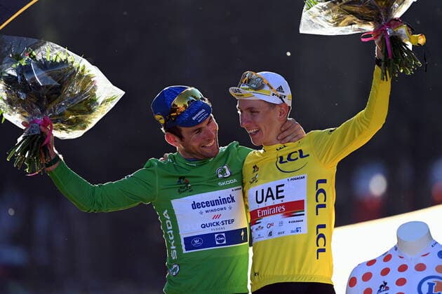 Bilder des Jahres 2021, Sport 07. Juli Sport Themen der Woche KW28 Winner of the green points jersey British Mark Cavendish of Deceuninck - Quick-Step and winner of the yellow jersey for the general ranking, the polka dots climbers jersey and the best young rider white jersey Slovenian Tadej Pogacar of UAE Team Emirates celebrate on the podium of the 21 and last stage of the 108th edition of the Tour de France cycling race, 108,4 km from Chatou to Paris in France, Sunday 18 July 2021. This year s Tour de France takes place from 26 June to 18 July 2021. PETExGODING  x3040363x