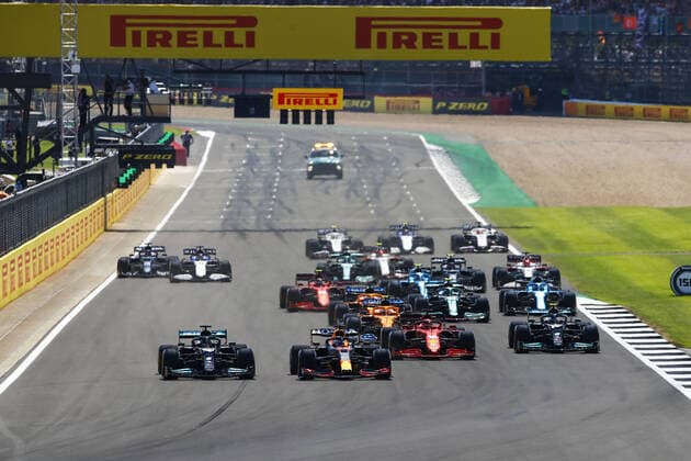 33 VERSTAPPEN Max (nld), Red Bull Racing Honda RB16B, action 44 HAMILTON Lewis (gbr), Mercedes AMG F1 GP W12 E Performance, action start of the race, depart, during the Formula 1 Pirelli British Grand Prix 2021, 10th round of the 2021 FIA Formula One World Championship, WM, Weltmeisterschaft from July 16 to 18, 2021 on the Silverstone Circuit, in Silverstone, United Kingdom - FORMULE 1 : Grand prix de Grande Bretagne - Course - Silverstone - 18 07 2021 DPPI PANORAMIC 00121021__B2_9634
