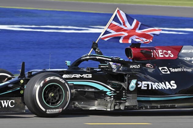 44 HAMILTON Lewis (gbr), Mercedes AMG F1 GP W12 E Performance, action celebrating his victory during the Formula 1 Pirelli British Grand Prix 2021, 10th round of the 2021 FIA Formula One World Championship, WM, Weltmeisterschaft from July 16 to 18, 2021 on the Silverstone Circuit, in Silverstone, United Kingdom - FORMULE 1 : Grand prix de Grande Bretagne - Course - Silverstone - 18 07 2021 DPPI PANORAMIC  00121021_GB2_3103