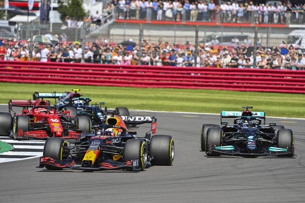 33 VERSTAPPEN Max (nld), Red Bull Racing Honda RB16B, action 44 HAMILTON Lewis (gbr), Mercedes AMG F1 GP W12 E Performance, action 16 LECLERC Charles (mco), Scuderia Ferrari SF21, action during the Formula 1 Pirelli British Grand Prix 2021, 10th round of the 2021 FIA Formula One World Championship, WM, Weltmeisterschaft from July 16 to 18, 2021 on the Silverstone Circuit, in Silverstone, United Kingdom - FORMULE 1 : Grand prix de Grande Bretagne - Course - Silverstone - 18 07 2021 DPPI PANORAMIC 00121021_GB2_1916