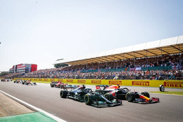 start of the race, depart, 44 HAMILTON Lewis (gbr), Mercedes AMG F1 GP W12 E Performance, 33 VERSTAPPEN Max (nld), Red Bull Racing Honda RB16B, action during the Formula 1 Pirelli British Grand Prix 2021, 10th round of the 2021 FIA Formula One World Championship, WM, Weltmeisterschaft from July 16 to 18, 2021 on the Silverstone Circuit, in Silverstone, United Kingdom - FORMULE 1 : Grand prix de Grande Bretagne - Course - Silverstone - 18 07 2021 DPPI PANORAMIC 00121021__V2_4481