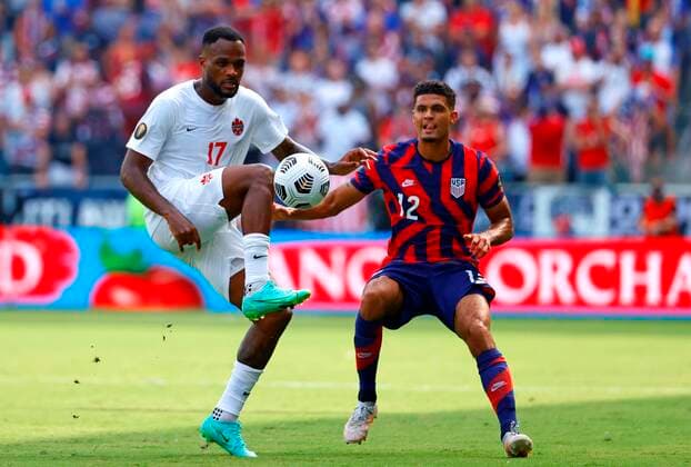 Miles Robinson (R) of USA vies for the ball with Cyle Larin of Canada during the Gold Cup soccer match between the United States and Canada at Children s Mercy Park in Kansas City, Kansas, USA, 18 July 2021. USA vs. Canada !ACHTUNG: NUR REDAKTIONELLE NUTZUNG!  Copyright: xCarlosxRamírezx AMDEP7389 20210718-b42ada4cf28ca8639495212cf0de83e3e995cd99
