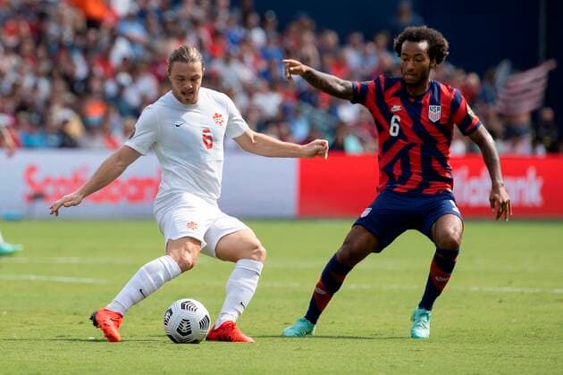 Gianluca Busio (R) of USA vies for the ball with Samuel Piette of Canada during the Gold Cup soccer match between the United States and Canada at Children s Mercy Park in Kansas City, Kansas, USA, 18 July 2021. USA vs. Canada !ACHTUNG: NUR REDAKTIONELLE NUTZUNG!  Copyright: xCarlosxRamírezx AMDEP7382 20210718-e6dbc780b19bac94f4645ba70a5a26a1109f6710