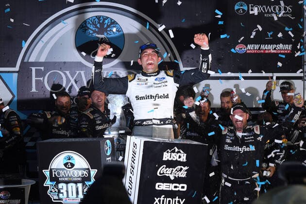 Bilder des Jahres 2021, Sport 07. Juli Sport Themen der Woche KW28 Sport Bilder des Tages July 18, 2021: Aric Almirola, driver of the (10) Smithfield Ford Mustang, celebrates his victory at the NASCAR, Motorsport, USA Cup Series Foxwoods 301 held at the New Hampshire Motor Speedway in Loudon, New Hampshire. CSM Loudon USA - ZUMAc04_ 20210718_zaf_c04_059 Copyright: xEricxCanhax