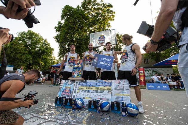 Great streetball action and great beats at Mellowpark That was Red Bull Half Court 2021, the fastest 3-on-3 basketball tournament in the world in Berlin, basketball, 3x3, Mellowpark, Berlin, winner, winners, award ceremony, Team Rock on Namaste Munich Berlin Germany