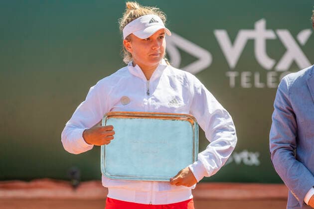 Switzerland: Tamara Zidanöek wins Lausanne 2021 tennis tournament WTA, Tennis Damen 250 Lausanne Switzerland, 07 17 2021: Clara Burel of France receives during the award ceremony, a silver platter at the end of the tournament during the final, Lausanne 2021 tennis tournament WTA 250 Lausanne Switzerland Canton of Vaud Copyright: EricxDubost