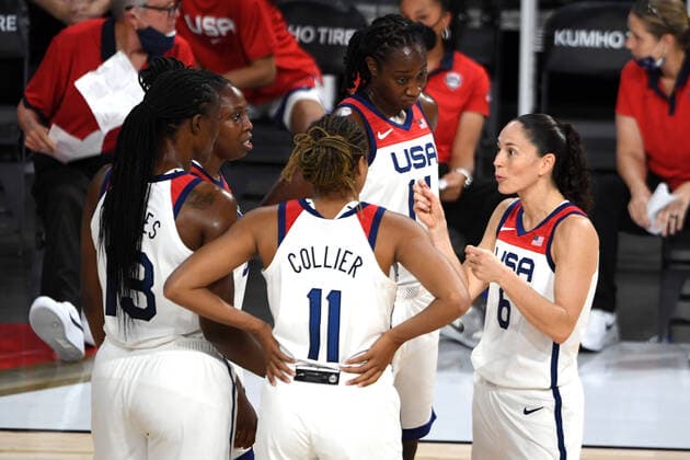 July 18, 2021 - Las Vegas, Nevada, U.S. - USAs Sue Bird (R) speaks with her teammates during a pre-Olympic exhibition basketball game against Nigeria July 18, 2021, in Las Vegas. Las Vegas USA - ZUMAbk3_ 20210718_zaf_bk3_004 Copyright: xDavidxBeckerx