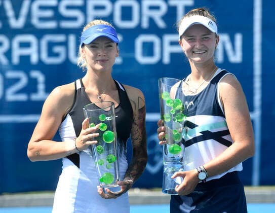 Barbora Krejcikova (CZE), right, poses with the winners trophy after the Livesport Prague Open WTA, Tennis Damen women’s tennis tournament final match against Tereza Martincova (CZE) in Prague, Czech Republic, July 18, 2021. (CTKxPhoto MichaelaxRihova) CTKPhotoP2021071803737  mir 4