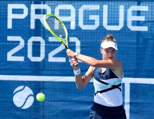Barbora Krejcikova (CZE) plays a return during the Livesport Prague Open WTA, Tennis Damen women’s tennis tournament final match against Tereza Martincova (CZE) in Prague, Czech Republic, July 18, 2021. (CTKxPhoto MichaelaxRihova) CTKPhotoP2021071803890  mir 14
