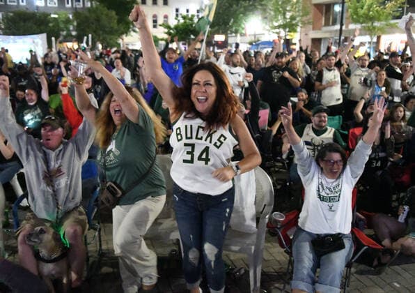 Basketball, NBA, Milwaukee Bucks - Phoenix Suns, Public Viewing in Racine.