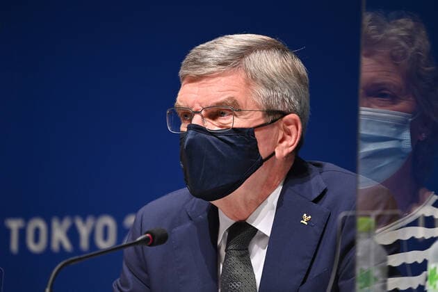 IOC President Dr Thomas BACH in front of the logo Tokyo 2020 Wegt Mundschutz,Maske re Spiegelbild von Kristin KLOSTER Einzelbild,angenittenes Einzelmotiv,Portraet,Portrait,Portrait, IOC Press Conference on 21 07 2021 Summer Olympics 2020, from 23 07 08 2021 in Tokyo Japan