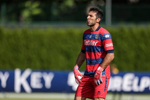 Sport Bilder des Tages 21.07.2021, Fussball, Saison 2021 2022, Testspiel, Trainingslager, VfL Bochum 1848, FC Parma Calcio Gianluigi Buffon (FC Parma) Foto: Dennis Ewert RHR-Foto Brixen Raiffeisen Arena Südtirol xRHR-FOTO DEx *** 21 07 2021, football, 2021 2022 season, test match, training camp, VfL Bochum 1848, FC Parma Calcio Gianluigi Buffon FC Parma photo Dennis Ewert RHR photo Bressanone Raiffeisen Arena South Tyrol xRHR PHOTO DEx