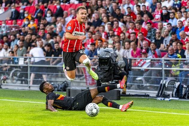 Bilder des Jahres 2021, Sport 07. Juli Sport Themen der Woche KW29 Sport Bilder des Tages EINDHOVEN, Netherlands, 21-07-2021, football, Philips stadium, second qualification round Champions League, season 2021 2022, Galatasaray player Jesse Sekidika (L), PSV player Mario Gotze (R) during the match PSV - Galatasaray PSV - Galatasaray  x12612131x Copyright: