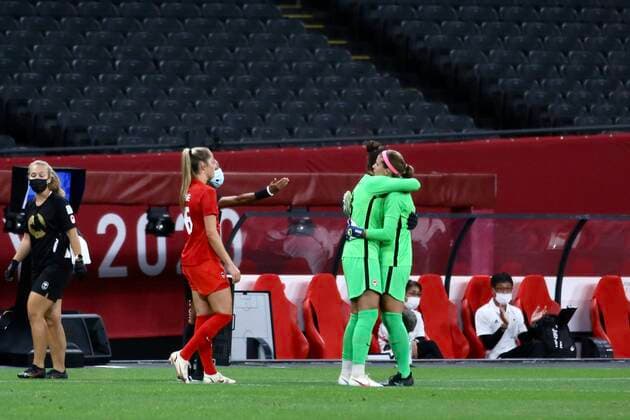 Japan v Canada: Women s Football - Olympics: Day -2 (1) Stephanie Labbe of Team Canada is embraced by teammate (18) Kailen Sheridan as she is substitutedduring the Women s First Round Group E match between Japan and Canada during the Tokyo 2020 Olympic Games, Olympische Spiele, Olympia, OS at Sapporo Dome stadium on July 21, 2021 in Sapporo, Hokkaido, Japan. Sapporo Japan aref-notitle210721_npL7U  Copyright: xAymanxArefx