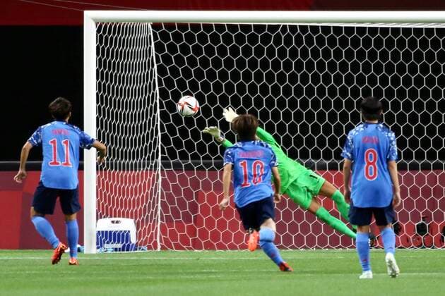 Japan v Canada: Women s Football - Olympics: Day -2 (1) Stephanie Labbe of Team Canada saving a penalty during the Women s First Round Group E match between Japan and Canada during the Tokyo 2020 Olympic Games, Olympische Spiele, Olympia, OS at Sapporo Dome stadium on July 21, 2021 in Sapporo, Hokkaido, Japan. Sapporo Japan aref-notitle210721_npy1n  Copyright: xAymanxArefx