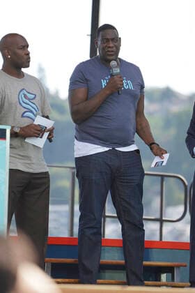 SEATTLE, WA - JULY 21: Retired Seattle Sonic forward Shawn Kemp talks to fans during the NHL, Eishockey Herren, USA -Seattle Kraken expansion draft July 21, 2021 at Gas Works Park in Seattle, WA (Photo by Jeff Halstead Icon Sportswire) NHL: JUL 21 2021 NHL Expansion Draft Icon210721019