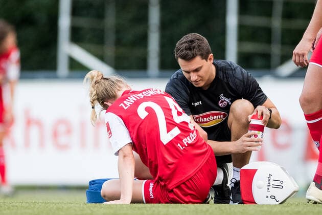 Test match 1 FC Koeln Vorwaerts SpoHo 21 07 2021 Weronika Zaistowska 24, 1 FC Koeln has to be treated on the field Test match 1 FC Koeln Vorwaerts SpoHo, Koeln, Geissbockheim DFL REGULATES PROHIBIT ANY USE OF PHOTOGRAPHS AS IMAGE SEQUENCES AND OR QUASI VIDEO Copyright: xBEAUTIFULxSPORTS Wunderlx