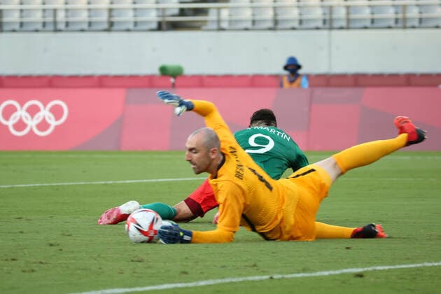 July 22, 2021, Chofu, Tokyo, Japan: Henry MARTIN of Mexico shots on goal but his attempt is saved by Paul BERNARDONI of France during the Group A Pool Game of the Men s Football tournament at the Tokyo Stadium on July 22nd 2021 in Tokyo, Japan Chofu Japan - ZUMAc179 20210722_zep_c179_065 Copyright: xMickaelxChavetx