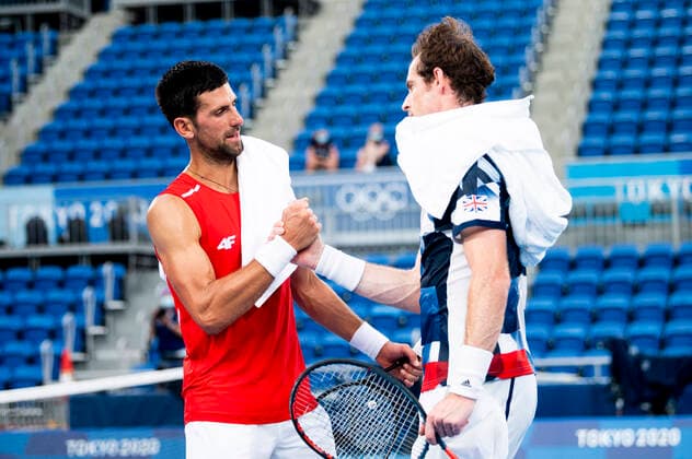 poignee de mains entre Andy Murray (gbr) Novak Djokovic (Srb) a la fin de l entrainement TENNIS : Entrainement Tennis - Preparation - Jeux Olympiques - JO2020 - Tokyo - 22 07 2021 AI Reuters Panoramic 