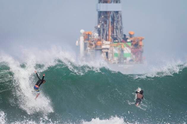 Bilder des Jahres 2021, Sport 07. Juli Sport Themen der Woche KW29 Sport Bilder des Tages Surfers ride a wave at Itacoatiara beach in Niterói, some 20km from Rio de Janeiro, Brazil, 21 July 2021 (issued 22 July 2021). Surf at Itacoatiara beach in Brazil !ACHTUNG: NUR REDAKTIONELLE NUTZUNG!  Copyright: xANDRExCOELHOx AMDEP7626 20210722-b3b6a5f78213ad29488fcfafe1e1d51ac200a131