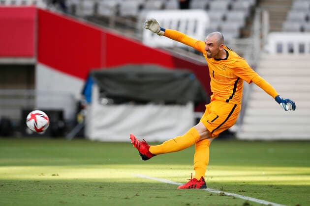 July 22, 2021, Tokyo, Japan: PAUL BERNARDONI (1) of France kicks a ball during a men s soccer game between Mexico and France at the Tokyo Stadium for the Tokyo 2020, Olympic Games, Olympische Spiele, Olympia, OS Mexico won the match 4-1. Tokyo Japan - ZUMAm191 20210722_zap_m191_013 Copyright: xRodrigoxReyesxMarinx