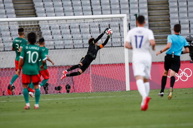July 22, 2021, Tokyo, Japan: GUILLERMO OCHOA (13) goalkeeper of Mexico controls the ball during a men s soccer game between Mexico and France at the Tokyo Stadium for the Tokyo 2020, Olympic Games, Olympische Spiele, Olympia, OS Mexico won the match 4-1. Tokyo Japan - ZUMAm191 20210722_zap_m191_019 Copyright: xRodrigoxReyesxMarinx