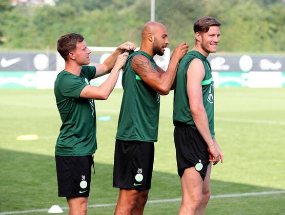 Bilder des Jahres 2021, Sport 07. Juli Sport Themen der Woche KW29 Sport Bilder des Tages VfL Fototermin Bad Waltersdorf, 22.07.2021, FUßBALL - VfL Wolfsburg, Sommertrainingslager, 1. Bundesliga, Saison 2021 22. Bild zeigt: Yannick Gerhardt (VfL Wolfsburg), John Anthony Brooks (VfL Wolfsburg), Wout Weghorst (VfL Wolfsburg) Bad Waltersdorf *** VfL photo session Bad Waltersdorf, 22 07 2021, FOOTBALL VfL Wolfsburg, summer training camp, 1 Bundesliga, season 2021 22 picture shows Yannick Gerhardt VfL Wolfsburg , John Anthony Brooks VfL Wolfsburg , Wout Weghorst VfL Wolfsburg Bad Waltersdorf.