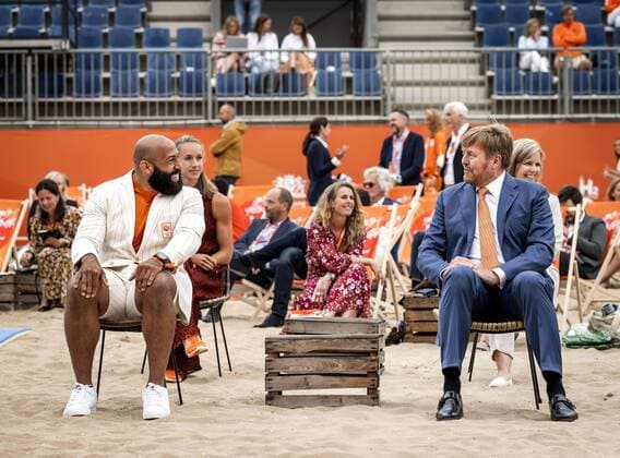 Bilder des Jahres 2021, Sport 07. Juli Tokio 2020 im Jahr 2021, Rückblick: Olympische Highlights Sport Themen der Woche KW29 SCHEVENINGEN - King Willem-Alexander talks with judoka Roy Meyer during the opening of TeamNL Olympic Festival on the sports beach of The Hague. The three-week festival is dedicated to the Olympic Games, Olympische Spiele, Olympia, OS that take place in Tokyo. ANP ROYAL IMAGES REMKO DE WAAL xVIxANPxSportx xxANPxIVx *** SCHEVENINGEN King Willem Alexander talks with judoka Roy Meyer during the opening of TeamNL Olympic Festival on the sports beach of The Hague The three week festival is dedicated to the Olympic Games that take place in Tokyo ANP ROYAL IMAGES REMKO DE WAAL xVIxANPxSportx xxANPxIVx 434242889