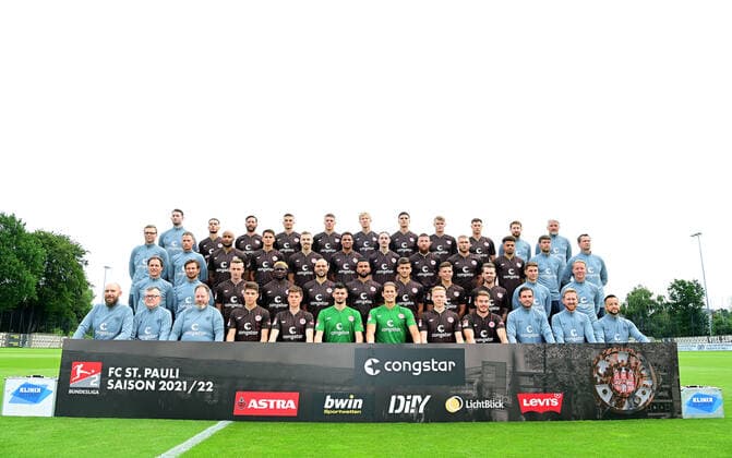 Football back row v l Physiotherapist Alexander Blase, Leart Paqarada, Guido Burgstaller, Philipp Ziereis, Jakov Medic, Simon Makienok, Igor Matanovic, Eric Smith, James Lawrence, Team Manager Jonas Woemmel, Sports Psychologist Christian Spreckels 3 row v l Physiotherapist Dominik Koerner, Physiotherapist James Morgan, Christopher Avevor, Luca Milan Zander, Lukas Daschner, Etienne Amenyido, Jackson Irvine, Marvin Knoll, Maximilian Max Dittgen, Luis Coordes, Co-Trainer Fabian Huerzeler, Goalkeeper Trainer Mathias Hain 2 Row v l Team Doctor Dr Volker Carrero, Osteopath Florian Lechner, Sebastian Ohlsson, Afeez Aremu, Rico Benatelli, Daniel Kofi Kyereh, Adam Dzwigala, Finn Ole Becker, Christopher Buchtmann, Co-Trainer Loic Fave, Trainer Timo Schultz front from l Kit-keeper Thorge Bloecker, Kit-keeper Siegmar Krahl, Kit-keeper Andreas Kreft, Franz Roggow, Christian Viet, goalkeeper Nikola Vasilj, goalkeeper Dennis Smarsch, Jannes Wieckhoff, Lars Ritzka, game analyst Ole Marschall, athletic trainer Christoph Hainc Scheller, athletic trainer Karim Rashwan Hamburg, 08 07 2021, football, FC St Pauli, photo session 2021 Hamburg Poolfoto WITTERS ,EDITORIAL USE ONLY