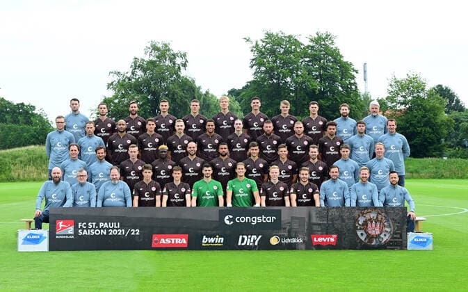 Football back row v l Physiotherapist Alexander Blase, Leart Paqarada, Guido Burgstaller, Philipp Ziereis, Jakov Medic, Simon Makienok, Igor Matanovic, Eric Smith, James Lawrence, Team Manager Jonas Woemmel, Sports Psychologist Christian Spreckels3 row v l Physiotherapist Dominik Koerner, Physiotherapist James Morgan, Christopher Avevor, Luca Milan Zander, Lukas Daschner, Etienne Amenyido, Jackson Irvine, Marvin Knoll, Maximilian Max Dittgen, Luis Coordes, Co-coach Fabian Huerzeler, Goalkeeping coach Mathias Hain2 Row v l Team doctor Dr Volker Carrero, Osteopath Florian Lechner, Sebastian Ohlsson, Afeez Aremu, Rico Benatelli, Daniel Kofi Kyereh, Adam Dzwigala, Finn Ole Becker, Christopher Buchtmann, Co-Trainer Loic Fave, Trainer Timo SchultzFront from left, Groomsman Thorge Bloecker, Groomsman Siegmar Krahl, Groomsman Andreas Kreft, Franz Roggow, Christian Viet, goalkeeper Nikola Vasilj, goalkeeper Dennis Smarsch, Jannes Wieckhoff, Lars Ritzka, game analyst Ole Marschall, athletic trainer Christoph Hainc Scheller, athletic trainer Karim RashwanHamburg, 08 07 2021, football, FC St Pauli, photo session 2021 Hamburg Poolfoto WITTERS ,EDITORIAL USE ONLY