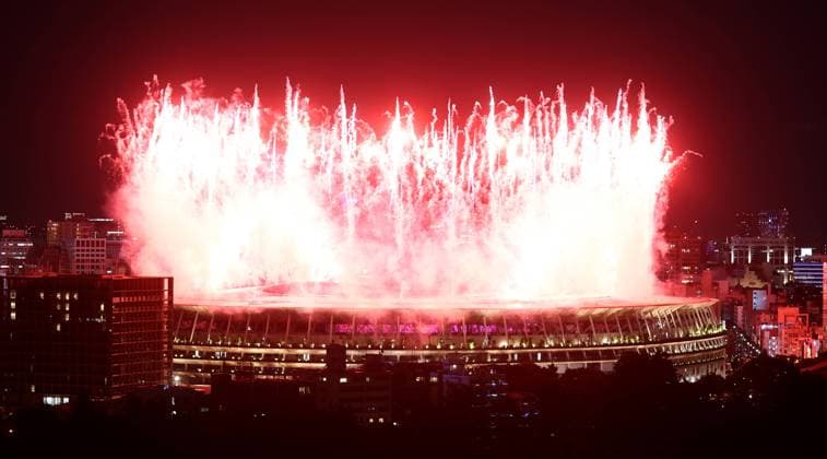 Tokio 2020 im Jahr 2021, RÃ¼ckblick: Olympische Highlights Sport Bilder des Tages TOKYO, JAPAN â€“ JULY 23, 2021: Fireworks go off over the National Stadium during the opening ceremony of the Tokyo 2020 Summer Olympic Games, Olympische Spiele, Olympia, OS Tokyo was to host the 2020 Summer Olympics from 24 July to 9 August 2020, however because of the COVID-19 pandemic the games have been postponed for a year and are due to take place from 23 July to 8 August 2021. Valery Sharifulin TASS  TS109011