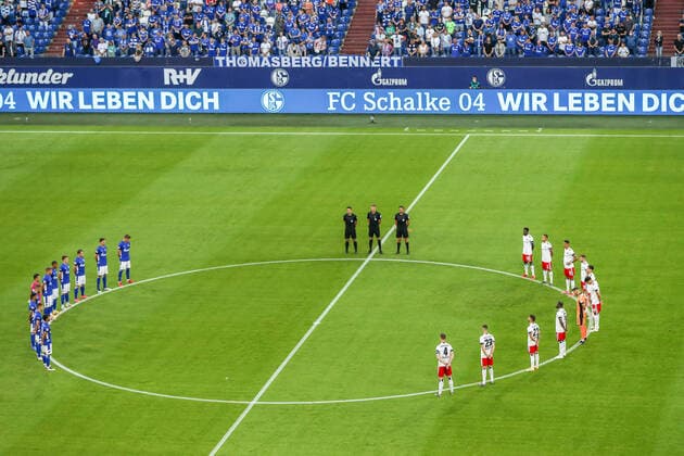 Bilder des Jahres 2021, Sport 07. Juli Sport Themen der Woche KW29 Sport Bilder des Tages Schweigeminute Gedenkminute, GER, FC Schalke 04 vs. HSV Hamburger SV Hamburg, Fussball, 2. Bundesliga, 1. Spieltag, Spielzeit 2021 2022, 23.07.2021, DFB DFL regulations prohibit any use of photographs as image sequences and or quasi-video., GER, FC Schalke 04 vs. HSV Hamburger SV Hamburg, Fussball, 2. Bundesliga, 1. Spieltag, Spielzeit 2021 2022, 23.07.2021 Gelsenkirchen *** Minute of silence, GER, FC Schalke 04 vs HSV Hamburger SV Hamburg, Football, 2 Bundesliga, 1 Matchday, Season 2021 2022, 23 07 2021, DFB DFL regulations prohibit any use of photographs as image sequences and or quasi video , GER, FC Schalke 04 vs HSV Hamburger SV Hamburg, Football, 2 Bundesliga, 1 Matchday, Season 2021 2022, 23 07 2021 Gelsenkirchen Copyright: xEibner-Pressefoto GabrielxBoiax EP_GBA