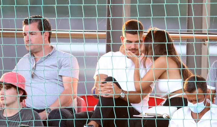 GER, 1 FBL, RasenBallsport Leipzig vs Montpellier HSC 23 07 2021, Leipzig, Trainingszentrum am Cottaweg, GER, 1 FBL, Saison 2021 2022, Testspiel, Vorbereitung, RasenBallsport Leipzig vs Montpellier HSC im Bild Andre Silva Leipzig mit seiner Freundin auf der Tribüne DFL regulations prohibit any use of photographs as image sequences and or quasi video