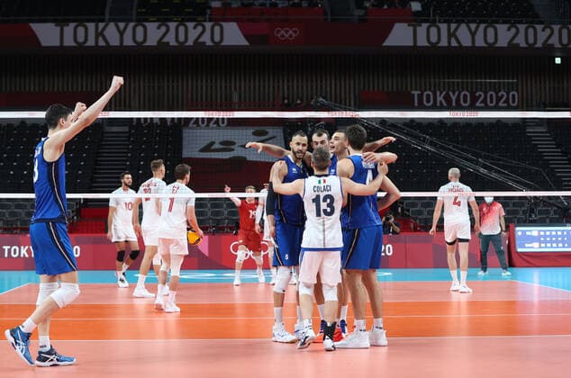 (210724) -- DONGJING, July 24, 2021 -- Players of Italy celebrate scoring during the men s volleyball preliminary round match between Italy and Canada at Tokyo 2020 Olympic Games, Olympische Spiele, Olympia, OS in Tokyo, July 24, 2021. ) (TOKYO2020)JAPAN-TOKYO-OLY-MEN-VOLLEYBALL DingxTing 