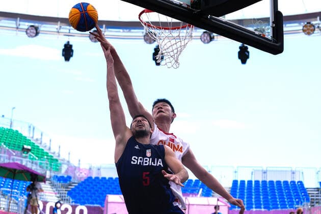 (210724) -- TOKYO, July 24, 2021 -- Aleksandar Ratkov (L) of Serbia goes for a lay-up during the Tokyo 2020 men s pool round match of 3x3 basketball between China and Serbia in Tokyo, Japan, July 24, 2021. ) (TOKYO2020)JAPAN-TOKYO-OLY-3x3 BASKETBALL-MEN S POOL ROUND ZhangxXiaoyu 