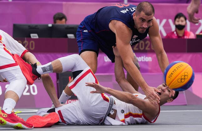 (210724) -- TOKYO, July 24, 2021 -- Players vie during the Tokyo 2020 men s pool round match of 3x3 basketball between China and Serbia in Tokyo, Japan, July 24, 2021. ) (TOKYO2020)JAPAN-TOKYO-OLY-3x3 BASKETBALL-MEN S POOL ROUND ZhangxXiaoyu 