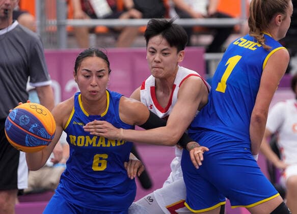 (210724) -- TOKYO, July 24, 2021 -- Sonia Ursu (L) of Romania competes during the Tokyo 2020 women s pool round match of 3x3 basketball between China and Romania in Tokyo, Japan, July 24, 2021. ) (TOKYO2020)JAPAN-TOKYO-OLY-3x3 BASKETBALL-WOMEN S POOL ROUND ZhangxXiaoyu 