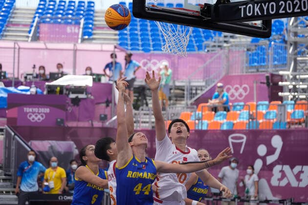 (210724) -- TOKYO, July 24, 2021 -- Gabriela Marginean (2nd R) of Romania vies with Zhang Zhiting (1st R) during the Tokyo 2020 women s pool round match of 3x3 basketball between China and Romania in Tokyo, Japan, July 24, 2021. ) (TOKYO2020)JAPAN-TOKYO-OLY-3x3 BASKETBALL-WOMEN S POOL ROUND ZhangxXiaoyu 
