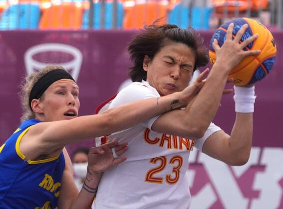 (210724) -- TOKYO, July 24, 2021 -- Wang Lili (R) of China breaks through during the Tokyo 2020 women s pool round match of 3x3 basketball between China and Romania in Tokyo, Japan, July 24, 2021. ) (TOKYO2020)JAPAN-TOKYO-OLY-3x3 BASKETBALL-WOMEN S POOL ROUND ZhangxXiaoyu 