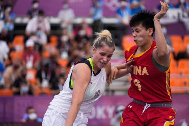 (210724) -- TOKYO, July 24, 2021 -- Yang Shuyu (R) of China vies with Evheniia Frolkina of the ROC during the women s 3x3 basketball pool round match between China and the Russian Olympic Committee (ROC) in Tokyo, Japan, July 24, 2021. ) (TOKYO2020)JAPAN-TOKYO-OLY-3X3 BASKETBALL-WOMEN S POOL ROUND ZhangxXiaoyu 