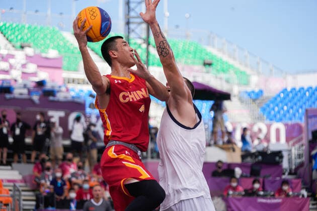 (210724) -- TOKYO, July 24, 2021 -- Gao Shiyan (L) of China lays up during the men s 3x3 basketball pool round match between China and the Russian Olympic Committee (ROC) in Tokyo, Japan, July 24, 2021. ) (TOKYO2020)JAPAN-TOKYO-OLY-3X3 BASKETBALL-MEN S POOL ROUND ZhangxXiaoyu 