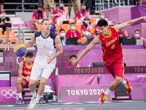 (210724) -- TOKYO, July 24, 2021 -- Stanislav Sharov of the ROC (L) vies with Yan Peng of China during the men s 3x3 basketball pool round match between China and the Russian Olympic Committee (ROC) in Tokyo, Japan, July 24, 2021. ) (TOKYO2020)XHTP-JAPAN-TOKYO-OLY-3X3 BASKETBALL-MEN S POOL ROUND ZhangxXiaoyu 