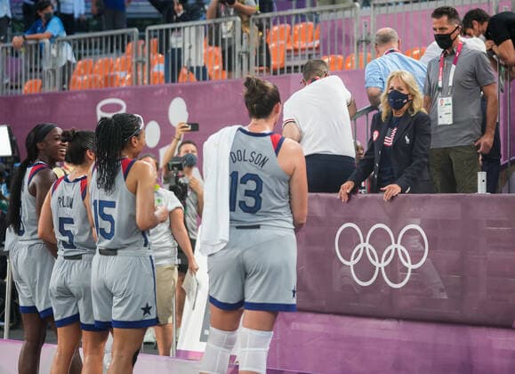 (210724) -- TOKYO, July 24, 2021 -- First Lady of the United States Jill Biden (2nd R) talks with the players of the United States after the women s 3x3 basketball pool round match between the United States and France in Tokyo, Japan, July 24, 2021. ) (TOKYO2020)XHTP-JAPAN-TOKYO-OLY-3X3 BASKETBALL-WOMEN S POOL ROUND ZhangxXiaoyu 